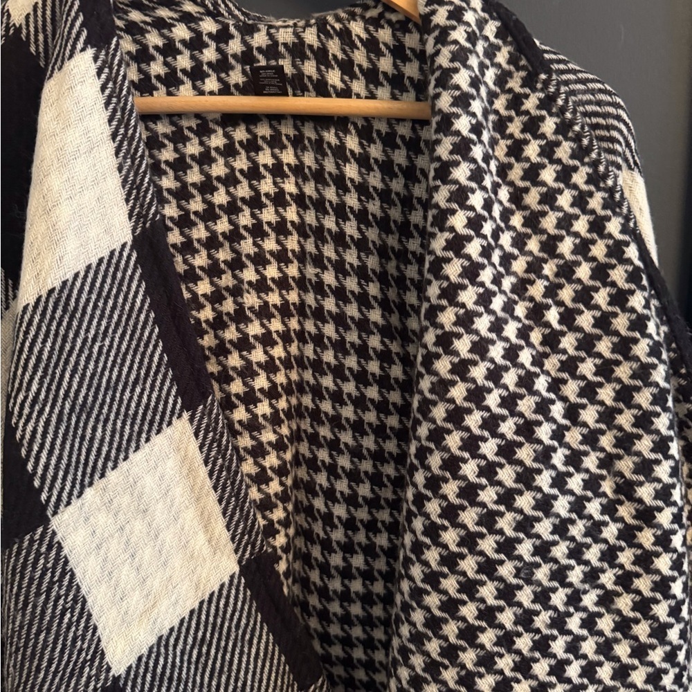 Black and White Plaid Wrap - Picture 2 of 4